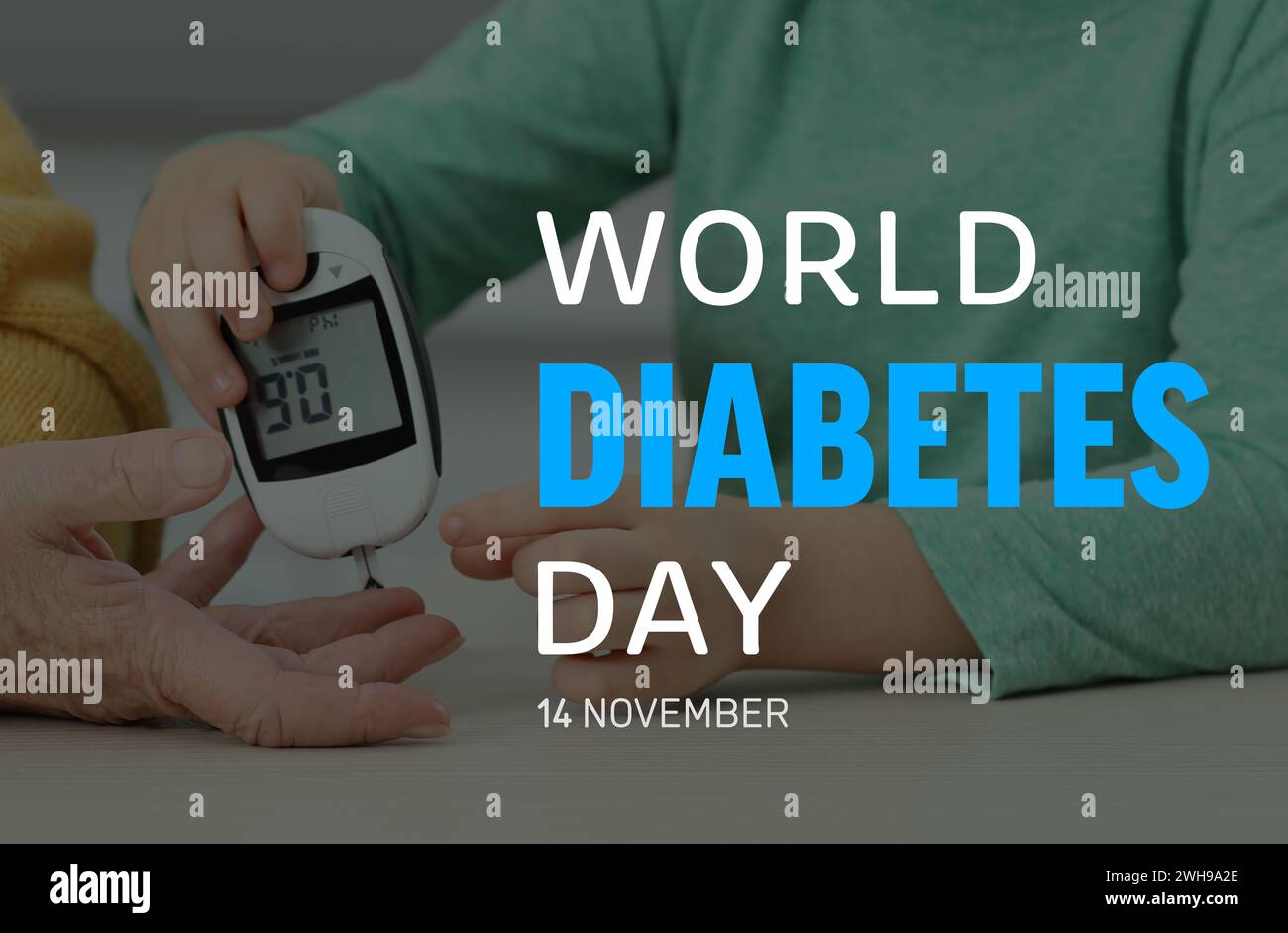 Welt-Diabetes-Tag. Enkel überprüft den Blutzuckerspiegel der Großmutter mit digitalem Glukometer am Tisch, Nahaufnahme Stockfoto