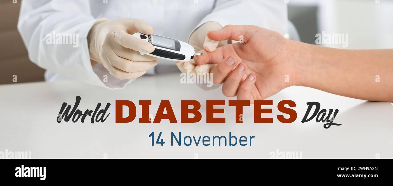 Welt-Diabetes-Tag. Arzt überprüft den Blutzuckerspiegel des Patienten mit einem digitalen Glukometer am Tisch, Nahaufnahme. Bannerdesign Stockfoto