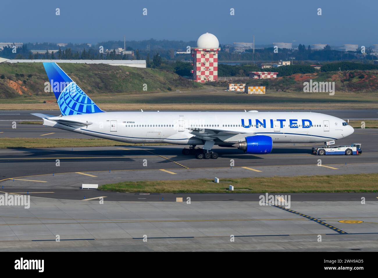 United Airlines Boeing 777 Flugzeuge während des Push-Back. United Airlines Flugzeug 777-200ER registriert N785UA. Stockfoto