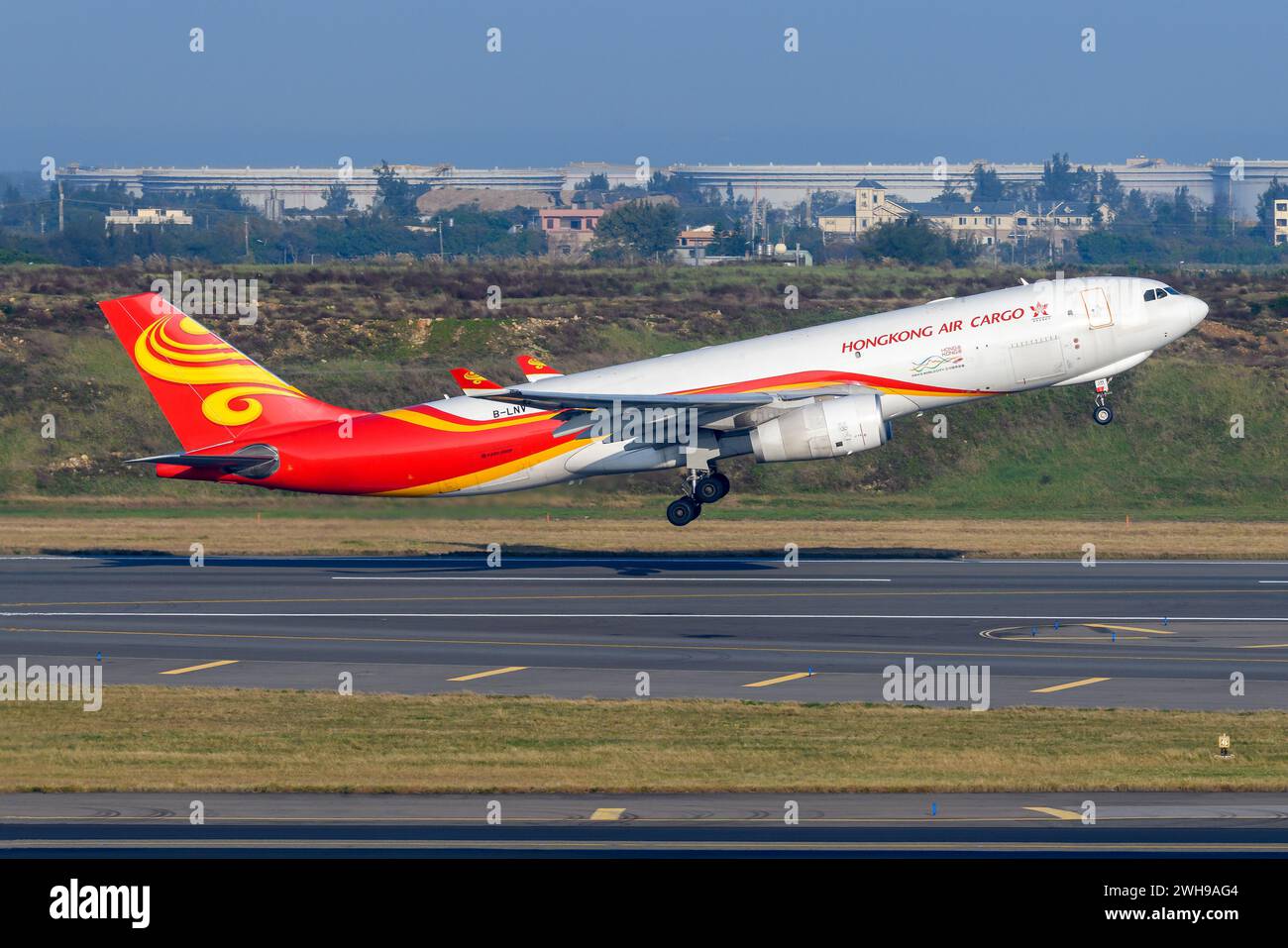 Hong Kong Air Cargo Airbus A330-200F Flugzeug startet. Flugzeuge des Hong Kong Air Cargo Modells Airbus A330 für den Abflug von Frachtflugzeugen. Stockfoto