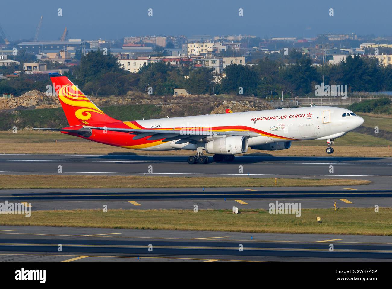 Flugzeuge der Hong Kong Air Cargo Airbus A330-200F starten. Flugzeug von Hong Kong Air Cargo Modell Airbus A330 für den Frachtbetrieb Abflug. Stockfoto