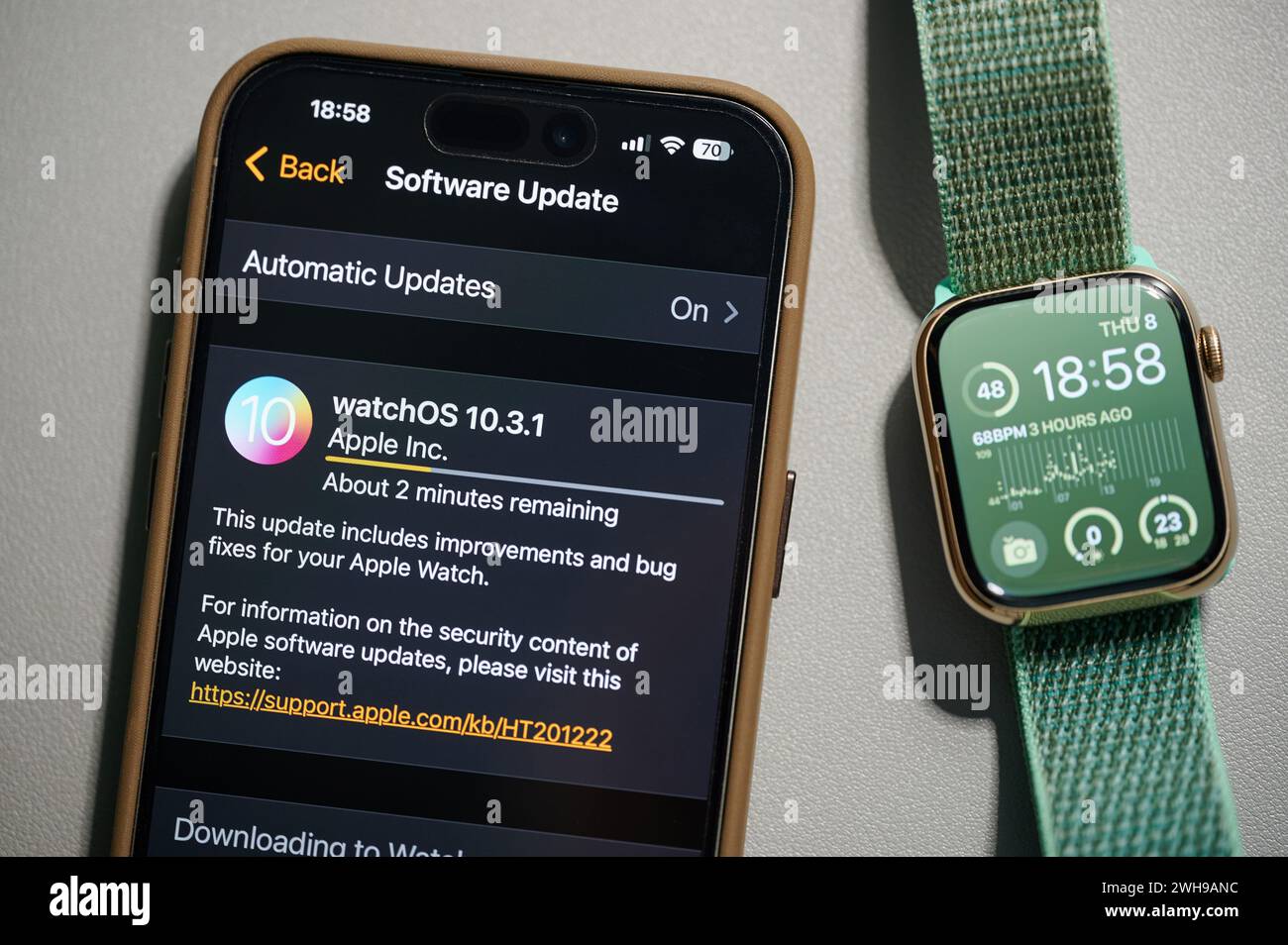 New York, USA - 8. Februar 2024: Automatische Aktualisierung der Apple Watch auf dem iphone Smartphone 15 pro max. Nahansicht Stockfoto