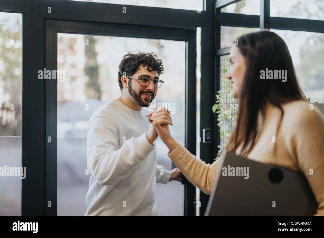 Die einladende Geste der Geschäftsfrau schafft ein freundliches Arbeitsumfeld. Stockfoto