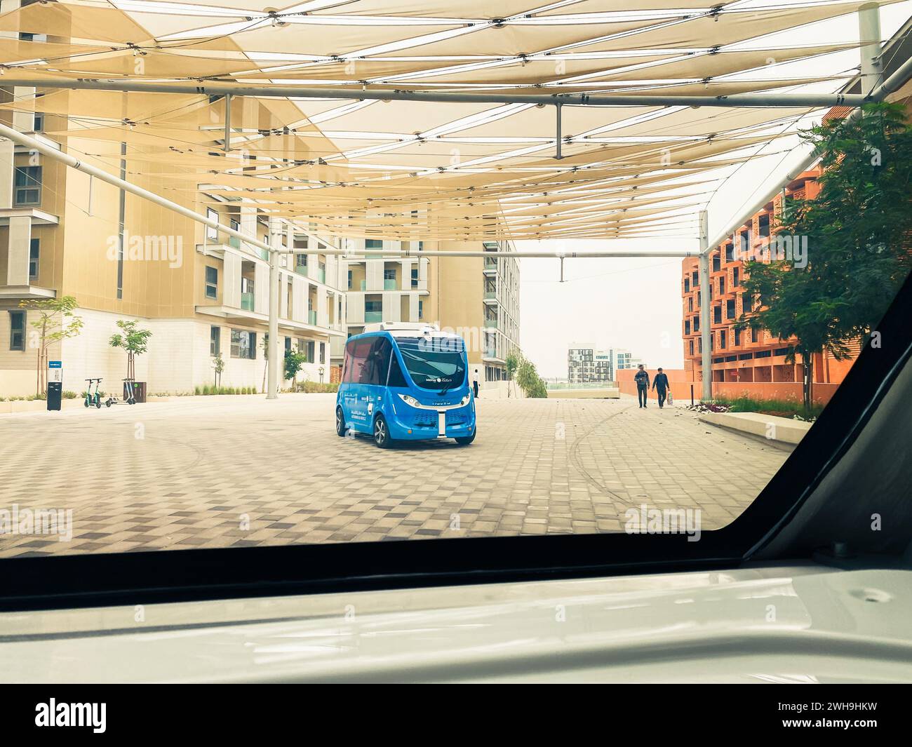 VAE, Abu Dhabi - 13. märz 2023: pov-Fahrt im autonomen Auto in der futuristischen Stadt Masdar. Umweltfreundliche Architektur. Masdar Future City Konzept in Stockfoto