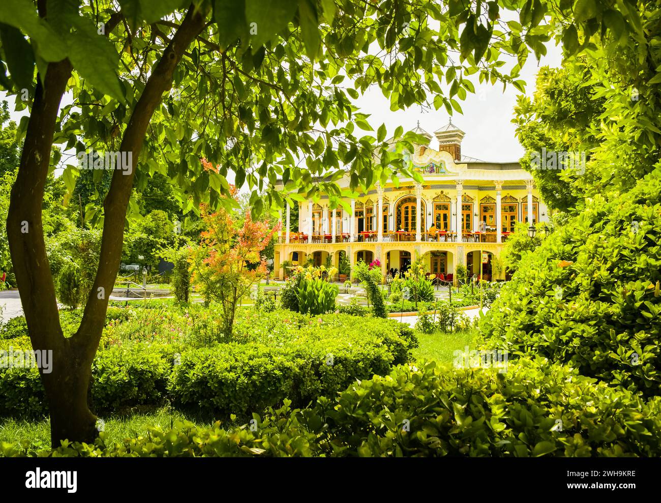 Shiraz, Iran - 10. juni 2022: Haus und beliebtes Touristenziel - schönes Haus im Shapouri Garten im Zentrum von Shiraz Stadt Stockfoto