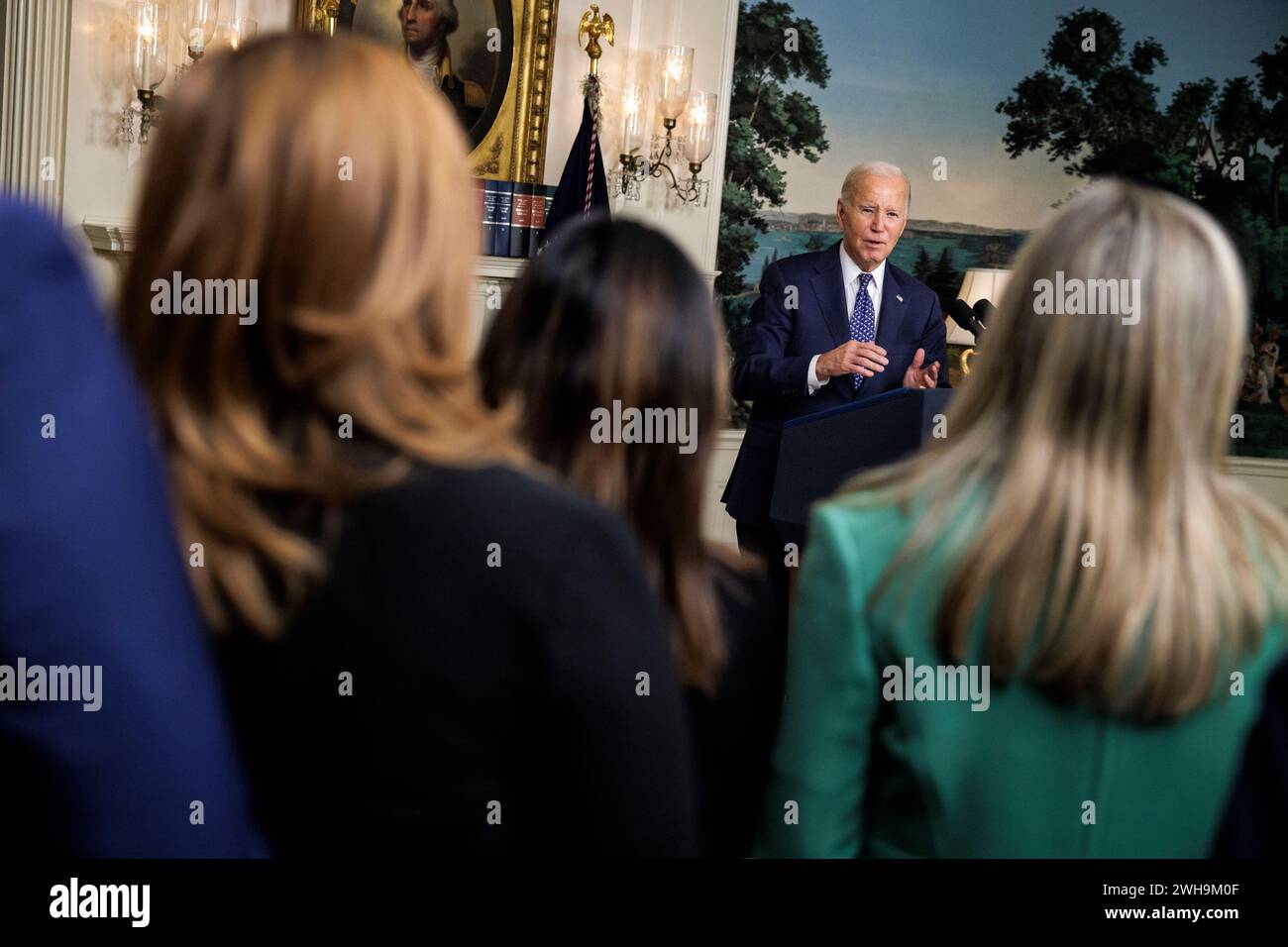 US-Präsident Joe Biden spricht nach der Veröffentlichung des Berichts des Sonderanwalts über geheime Dokumente, die in seinem Haus im Diplomatischen Empfangsraum des Weißen Hauses in Washington, DC am 8. Februar 2024 gefunden wurden. Special Counsel Robert Hur veröffentlichte seinen Bericht über geheimes Material, das heute im Haus von Präsident Bidens gefunden wurde, in dem er die Aktionen des Präsidenten kritisierte, aber sich weigerte, ChargesCredit: Samuel Corum/Pool über CNP/MediaPunch zu bringen Stockfoto