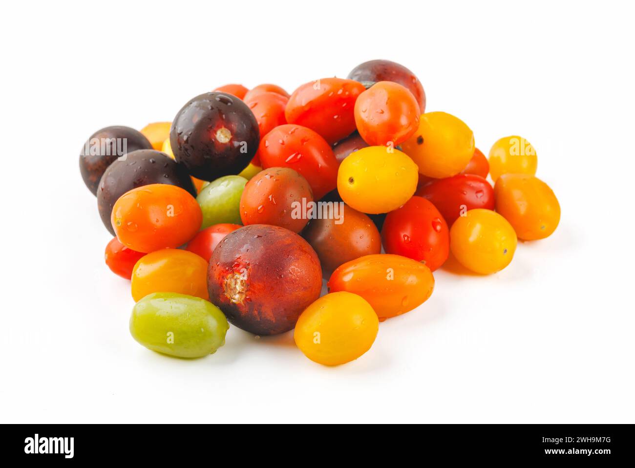Bunte Kirschtomaten auf weißem Hintergrund. studiofoto. Stockfoto