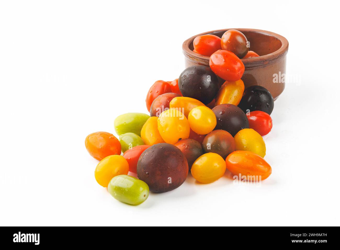 Bunte Kirschtomaten auf weißem Hintergrund. studiofoto. Stockfoto