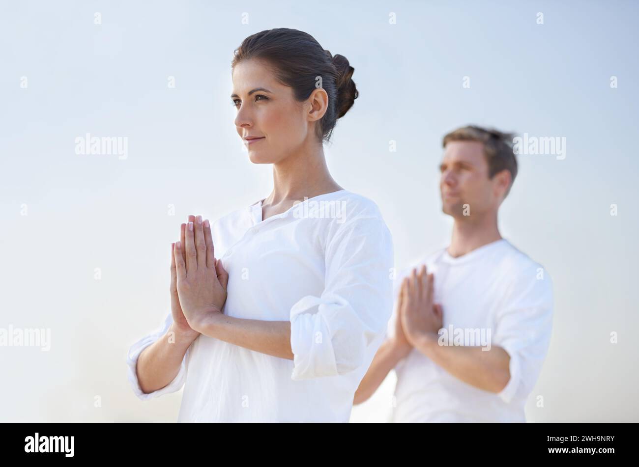 Kombinieren Sie Outdoor, Meditation und Gebet für Zen mit blauem Himmel, Achtsamkeit für ganzheitliche Heilung und Wellness. Spirituelles Gleichgewicht, Aura und Chakra Stockfoto