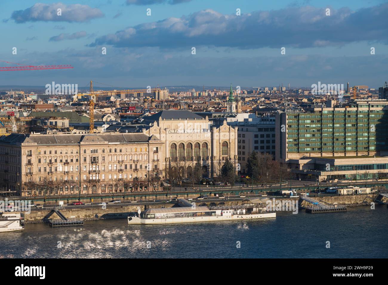 Budapest: Panoramablick auf die Stadt mit der Konzerthalle Vigado und der Donau. Ungarn Stockfoto