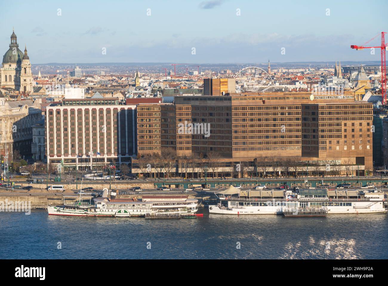 Budapest: Panoramablick auf die Stadt mit dem Intercontinental Hotel und der Donau. Ungarn Stockfoto