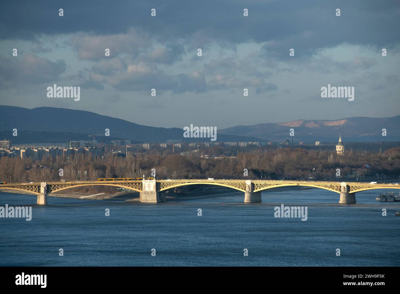 Budapest: Panoramablick auf die Margareteninsel und die Margaretenbrücke, über die Donau. Ungarn Stockfoto