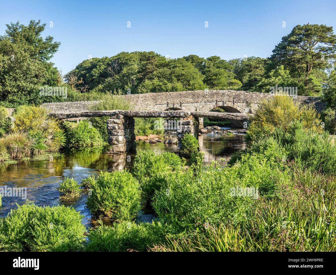 Die alte Straße und die Brücke über den East Dart River bei Postbridge, auf Dartmoor, Devon. Stockfoto