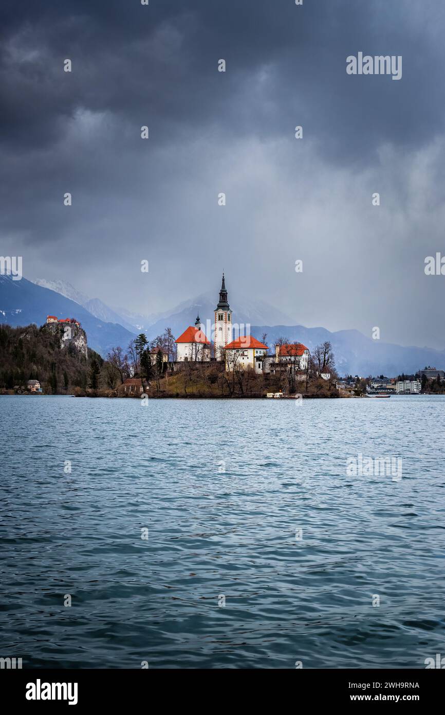 Bleder See, Slowenien - schöner Blick auf den Bleder See (Blejsko Jezero) mit Pilgerkirche der Himmelfahrt Maria auf Bleder Insel, Schloss Bled und J. Stockfoto