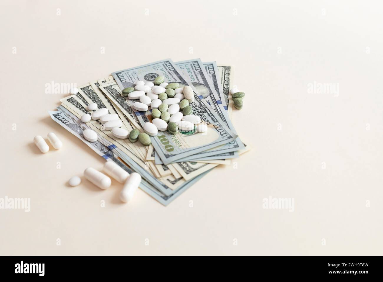 Viele Dollar-Geldscheine Und Verschiedene Pillen Oder Tabletten. Teure Medizin- Und Gesundheitsversicherungen. Inflation. Big Pharma Stockfoto