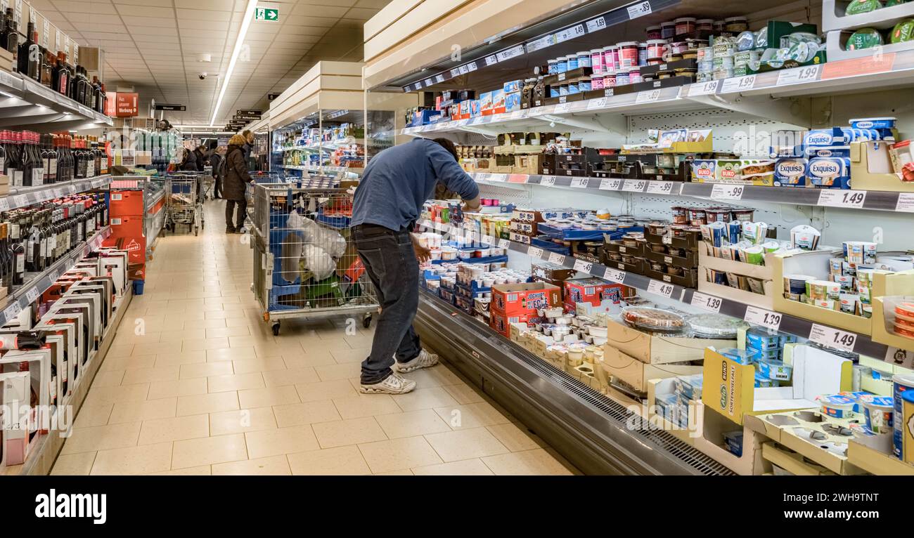 Hamburg, Deutschland. Februar 2024. Ein Mitarbeiter stellt Waren in ein Regal in einem LIDL Discounter. Quelle: Markus Scholz/dpa/Alamy Live News Stockfoto