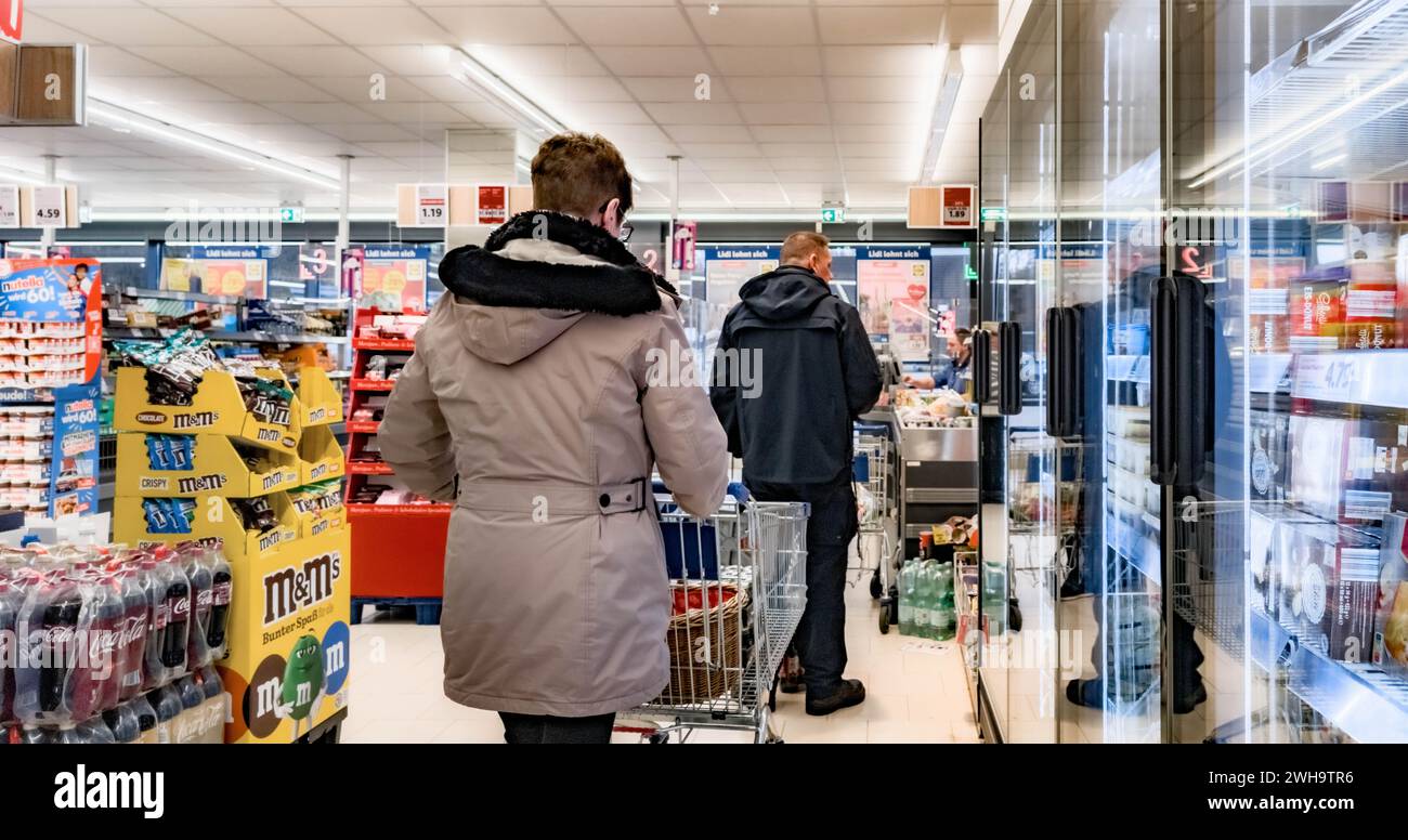 Hamburg, Deutschland. Februar 2024. Kunden stehen an der Kasse in einem LIDL-Supermarkt. Quelle: Markus Scholz/dpa/Alamy Live News Stockfoto