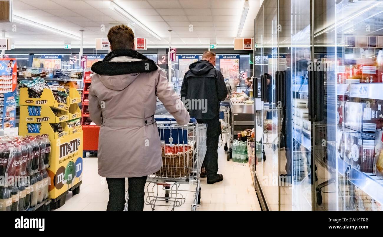 Hamburg, Deutschland. Februar 2024. Kunden stehen an der Kasse in einem LIDL-Supermarkt. Quelle: Markus Scholz/dpa/Alamy Live News Stockfoto