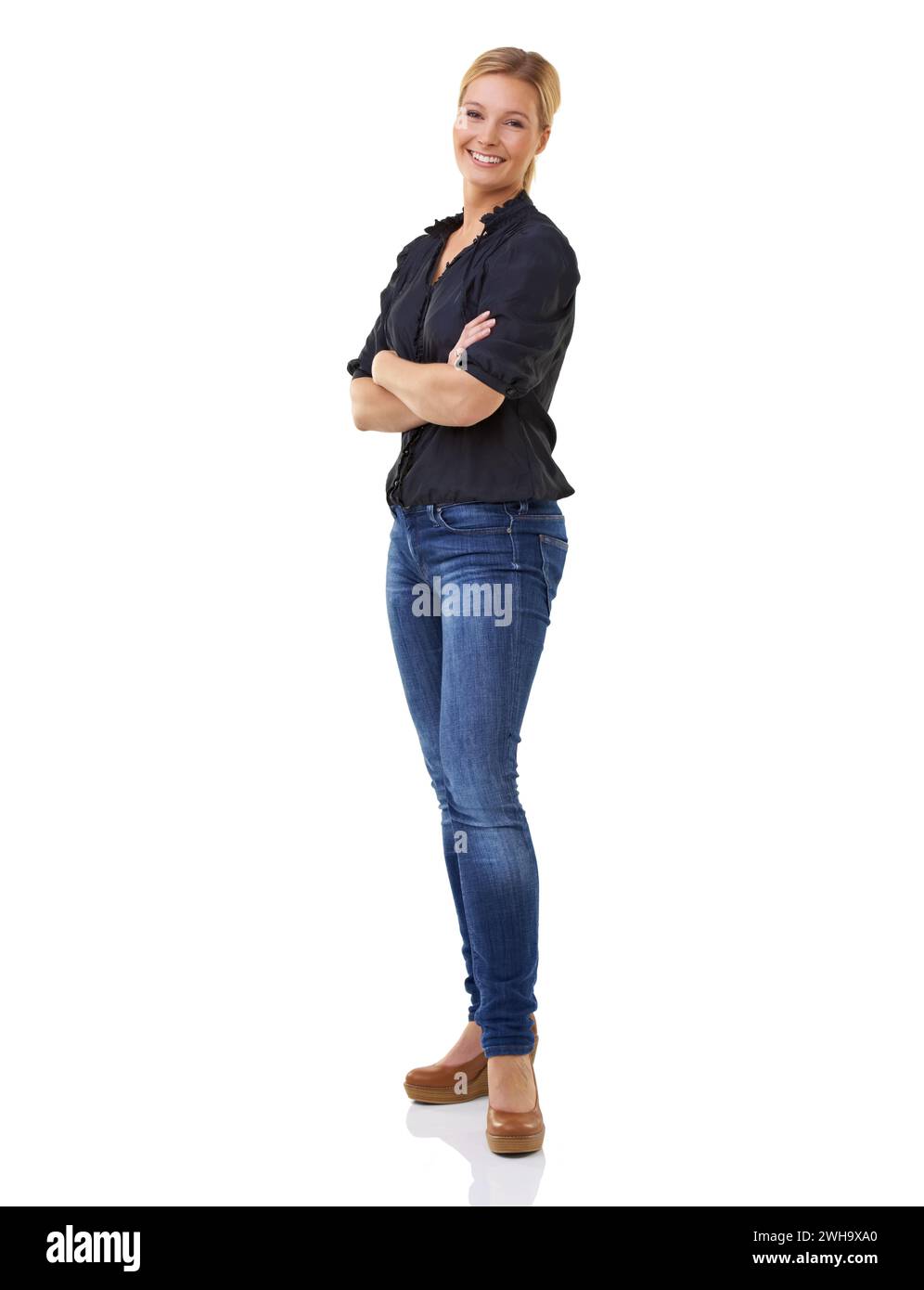 Geschäftsfrau, Porträt und Studio mit Lächeln, Platz und Jeans für Arme überkreuzt. Unternehmerin, formell und glücklich für Gesellschaft, Karriere und Mockup Stockfoto