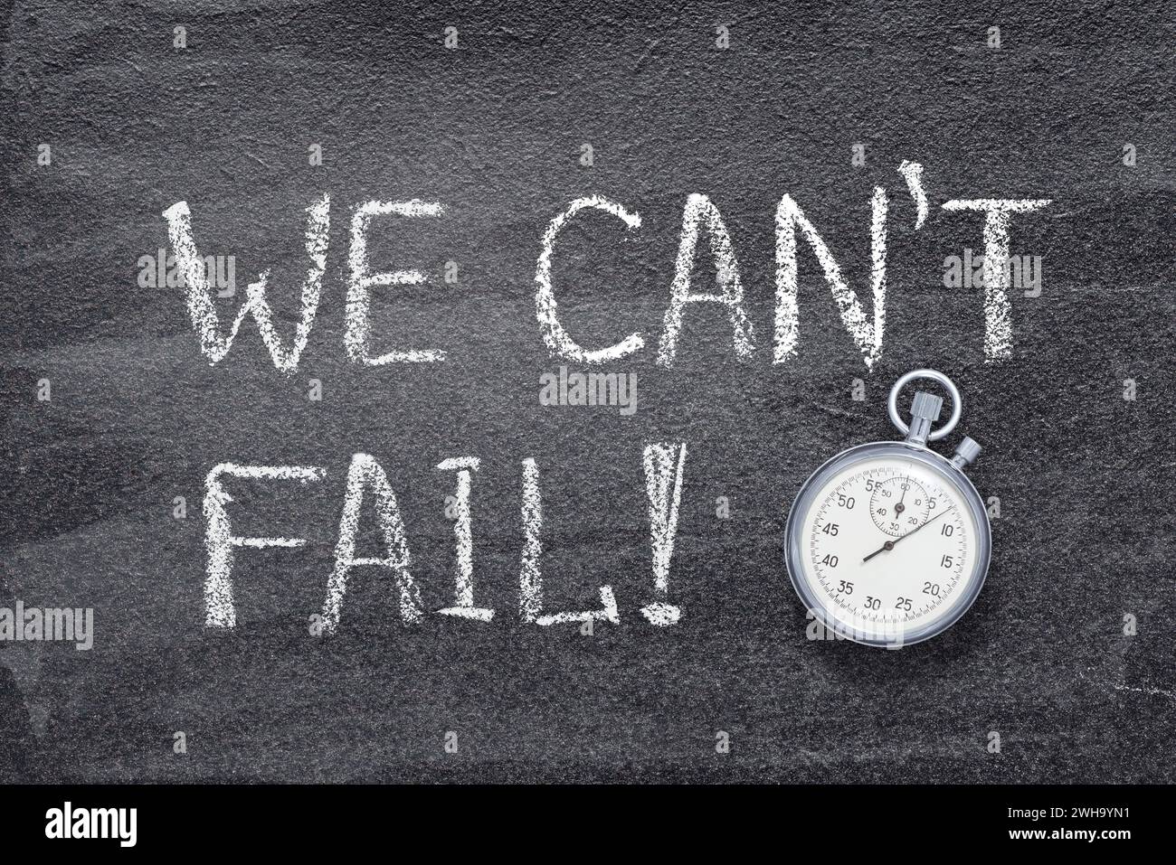 „Wir können nicht scheitern“-Slogan auf Tafel mit präziser Stoppuhr Stockfoto