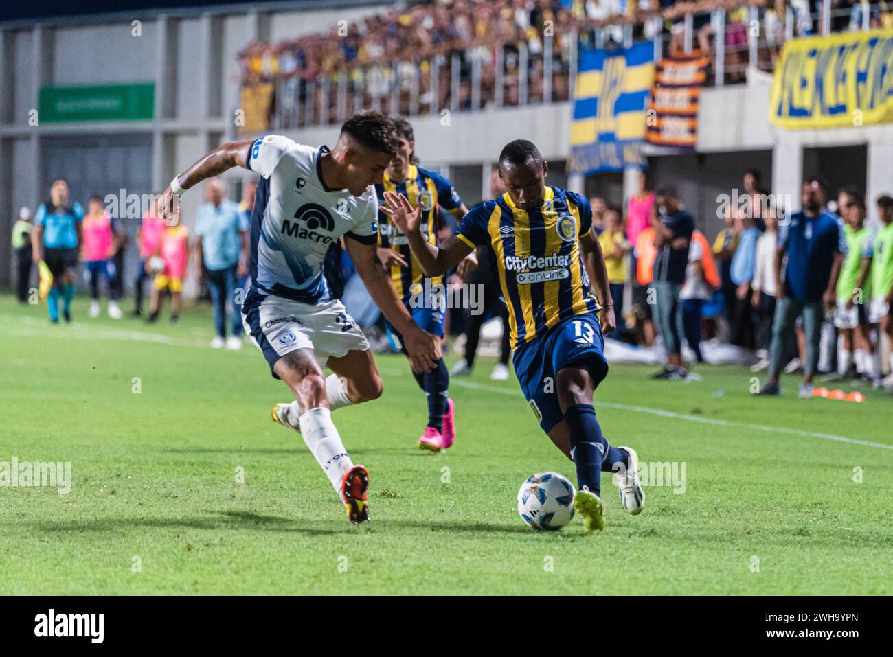 San Nicolás de los Arroyos, Argentinien. Februar 2024. Jaminton Campaz von Rosario Central spielt mit dem Ball während des Liga Profesional de Fútbol Spiels zwischen Rosario Central und Independiente Rivadavia in Estádio Único de San Nicolás. Quelle: Mateo Occhi (Sporteo) / Alamy Live News Stockfoto