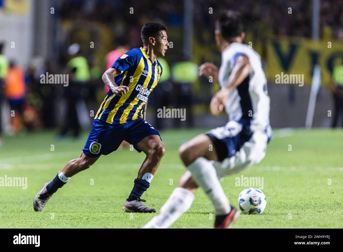 San Nicolás de los Arroyos, Argentinien. Februar 2024. Emanuel Coronel von Rosario Central spielt mit dem bal während des Liga Profesional de Fútbol Spiels zwischen Rosario Central und Independiente Rivadavia in Estádio Único de San Nicolás. Quelle: Mateo Occhi (Sporteo) / Alamy Live News Stockfoto