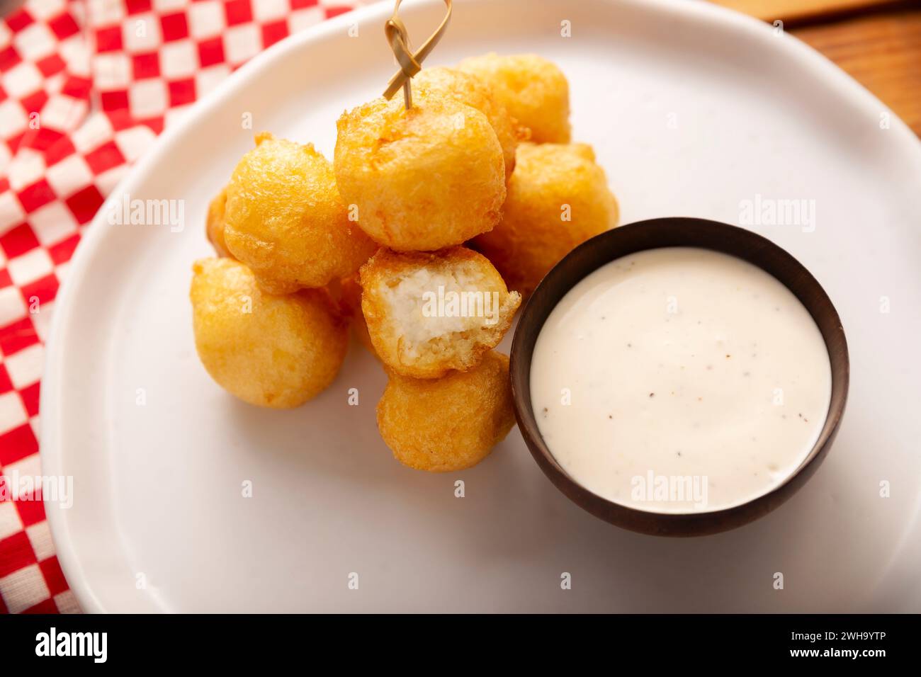 Frittierte panierte Käsebällchen, einfaches und köstliches hausgemachtes Snackrezept. Serviert mit Dippsoße. Stockfoto