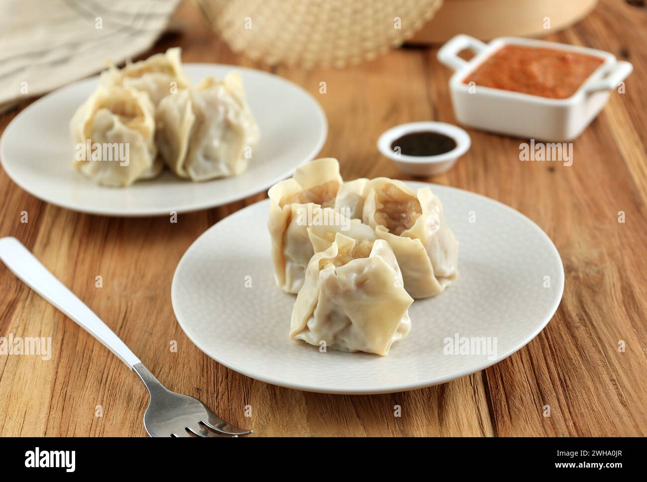 Siomay Ikan Bandung, Street Food Dumpling beliebt in West Java, serviert mit würziger Erdnusssauce Stockfoto