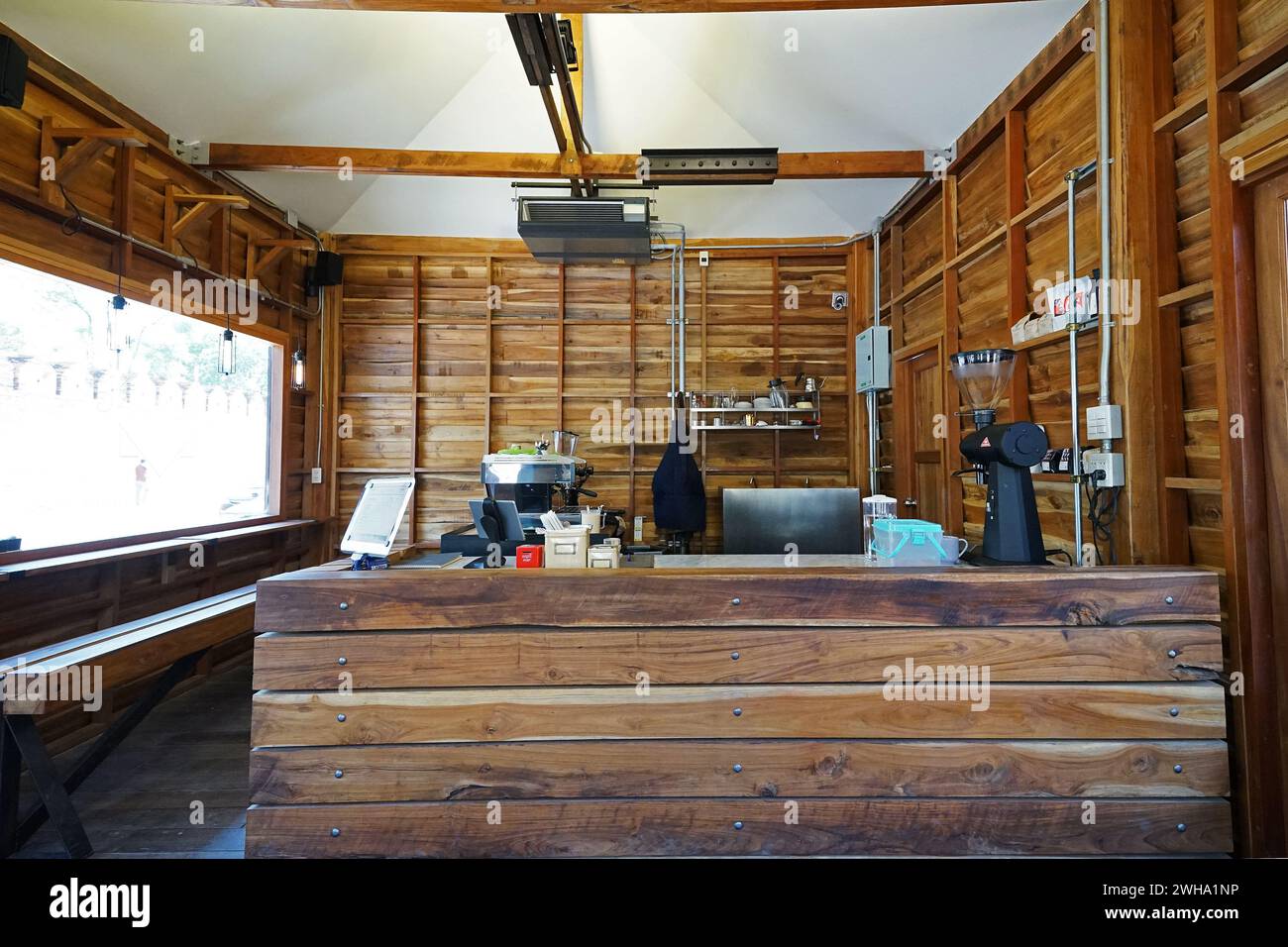 Innendesign und Bardekoration im lokalen Kaffeespezialitätencafé mit Holzmöbeln Stockfoto
