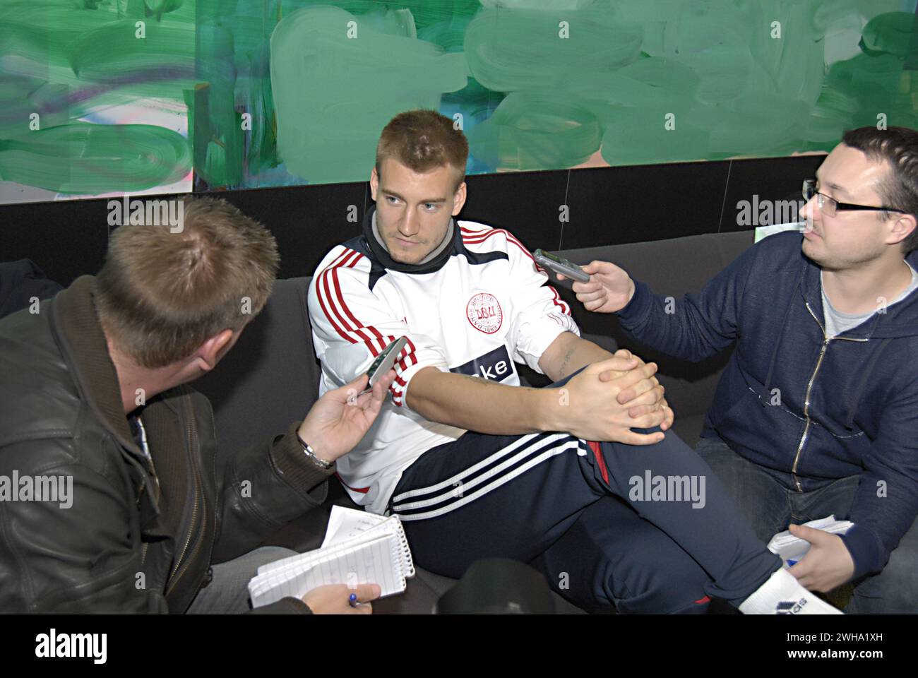 Kopenhagen/Dänemark. Nicklas Bendtner Fußballspieler des FC Juventus Mitglied der dänischen Fußballnationalmannschaft Mixed wurde vor der Abreise in die Türkei am 13. November 2012 ein Interview von den Medien geführt (Foto: Francis Joseph Dean/Dean Pictures) Stockfoto