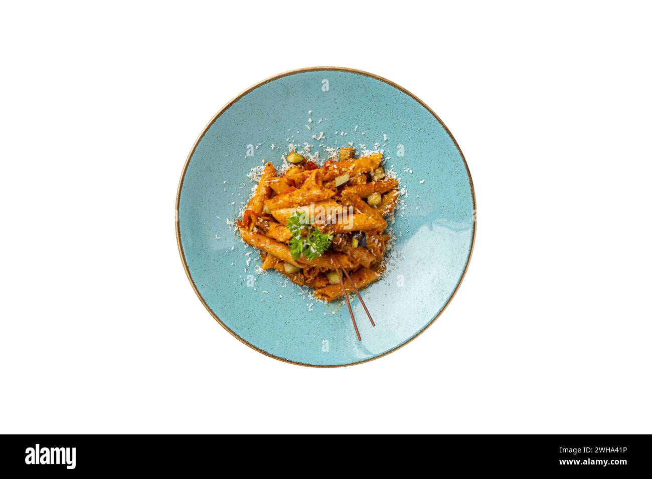 Penne Pasta in Tomatensoße, Tomaten mit Petersilie auf weißem Hintergrund dekoriert Stockfoto