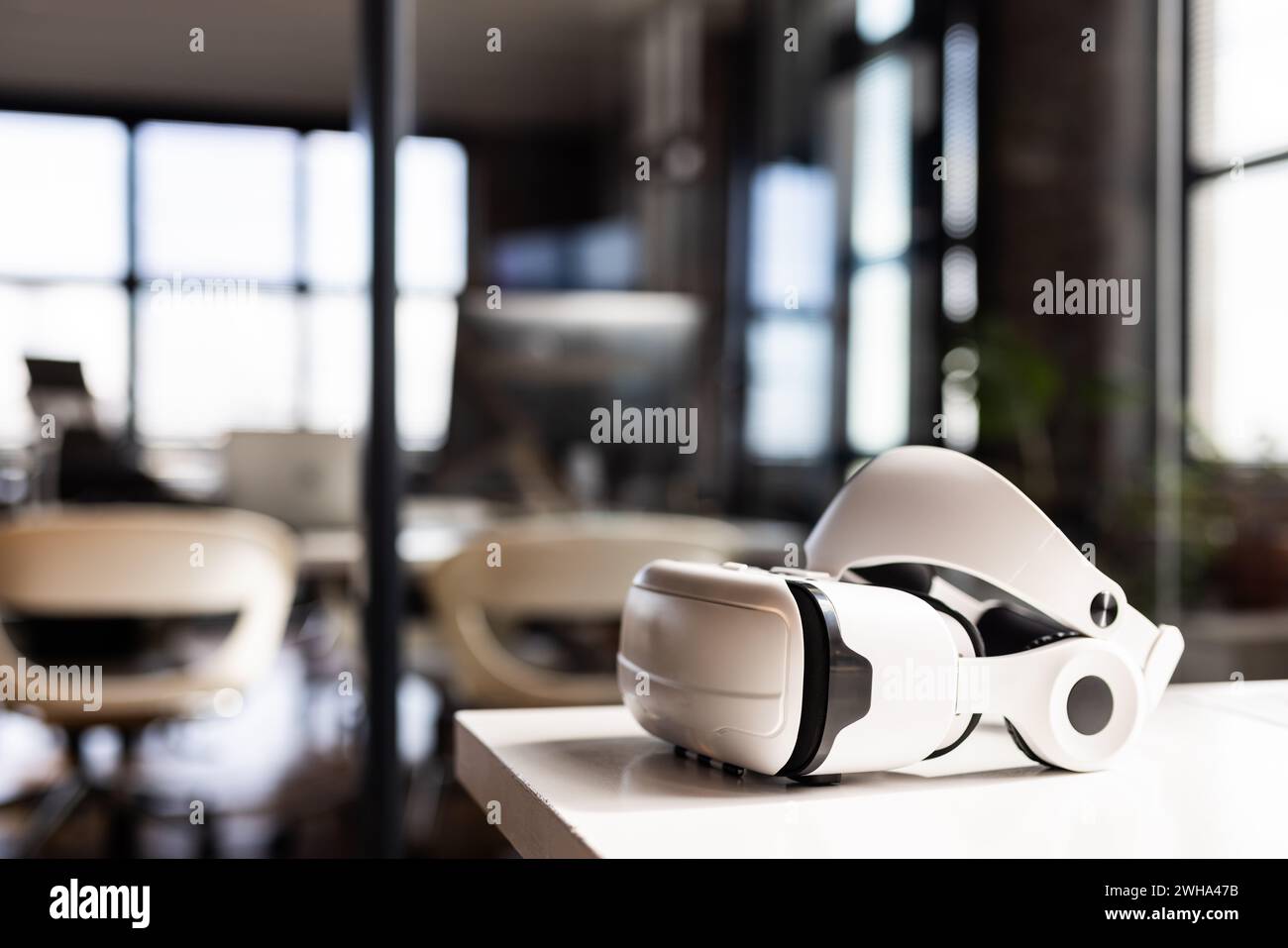 Das VR-Headset am Arbeitsplatz verbindet Gelegenheitsgeschäft mit fortschrittlicher Technologie. Stockfoto