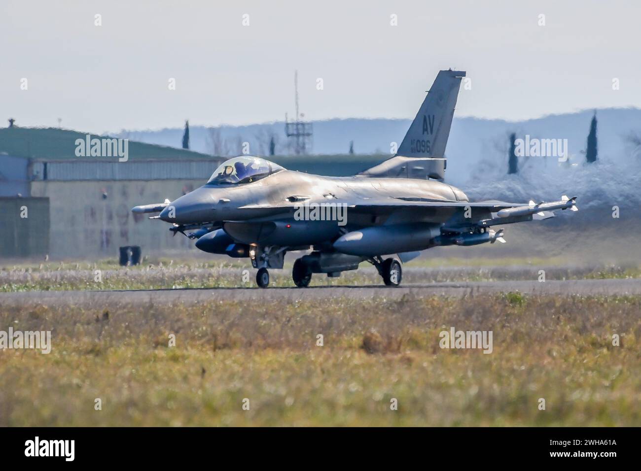 Gioia Del Colle, Italien. Februar 2024. Die Niederlande werden sechs weitere F-16-Kampfflugzeuge in die Ukraine überführen. Auf dem Foto: General Dynamics F-16C Fighting Falcon der USAF stationiert in Aviano (Italien) die Niederlande werden sechs weitere F-16-Kampfflugzeuge in die Ukraine bringen. Im Bild: General Dynamics F-16C Kampffalke der USAF, stationiert auf der Basis Aviano (Italien). Quelle: Unabhängige Fotoagentur/Alamy Live News Stockfoto