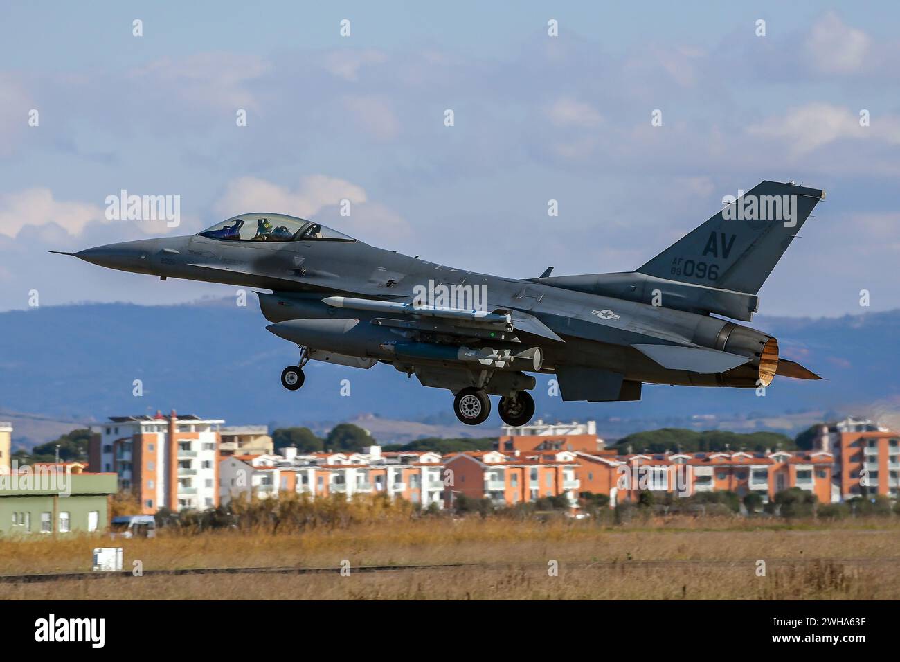 Gioia Del Colle, Italien. Februar 2024. Die Niederlande werden sechs weitere F-16-Kampfflugzeuge in die Ukraine überführen. Auf dem Foto: General Dynamics F-16C Fighting Falcon der USAF stationiert in Aviano (Italien) die Niederlande werden sechs weitere F-16-Kampfflugzeuge in die Ukraine bringen. Im Bild: General Dynamics F-16C Kampffalke der USAF, stationiert auf der Basis Aviano (Italien). Quelle: Unabhängige Fotoagentur/Alamy Live News Stockfoto