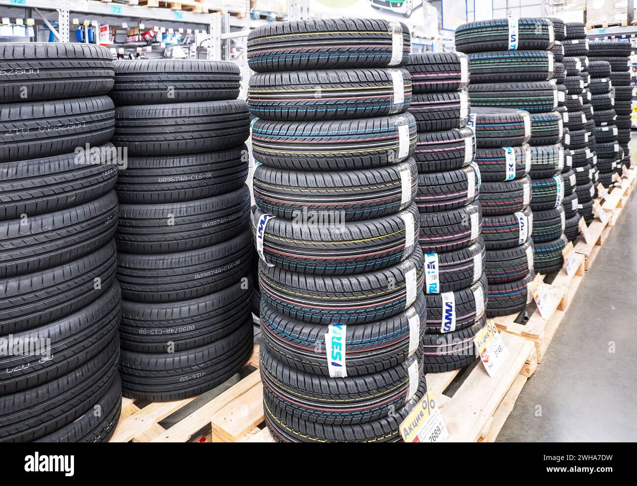Samara, Russland - 21. April 2023: Neue Sommerreifen zum Verkauf in einem Supermarkt aufgestapelt Stockfoto