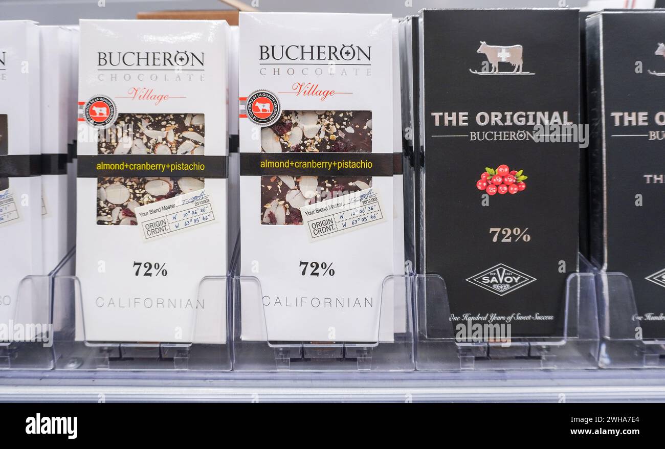 Samara, Russland - 21. April 2023: Verschiedene frische Bucheron-Schokoladenverpackungen im Supermarktregel Stockfoto