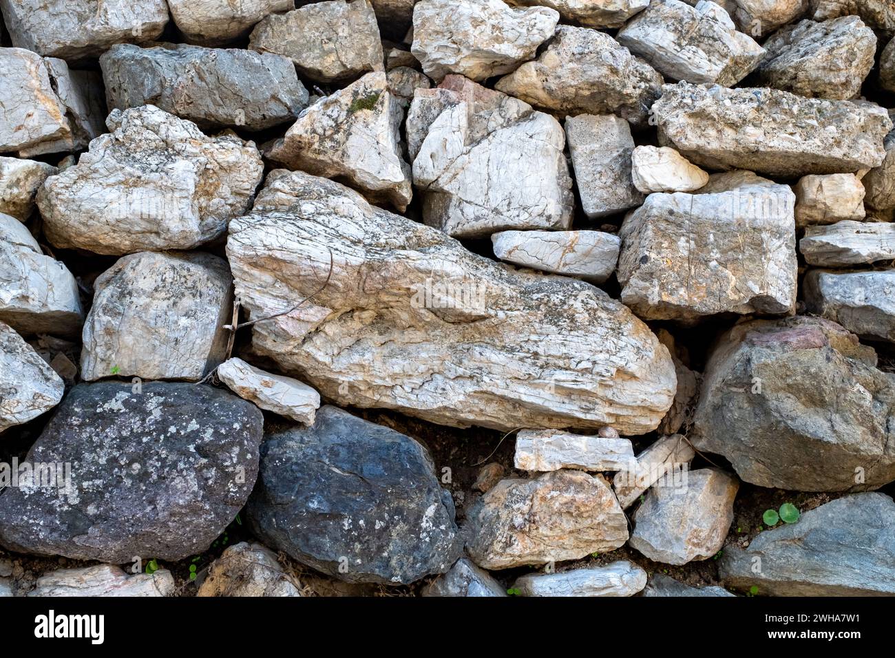 Die Steinmauern in einem armen Dorf in der Türkei. Stockfoto
