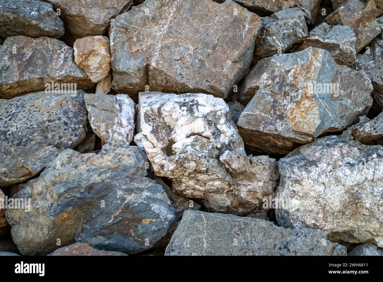 Die Steinmauern in einem armen Dorf in der Türkei. Stockfoto