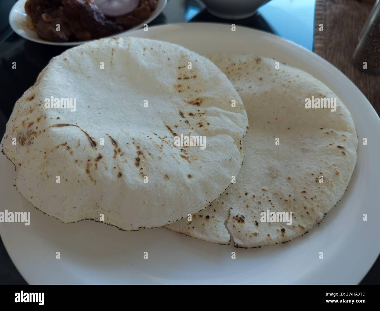 Akki Roti oder südindisches Reisflachbrot, serviert auf einem weißen Teller. Stockfoto