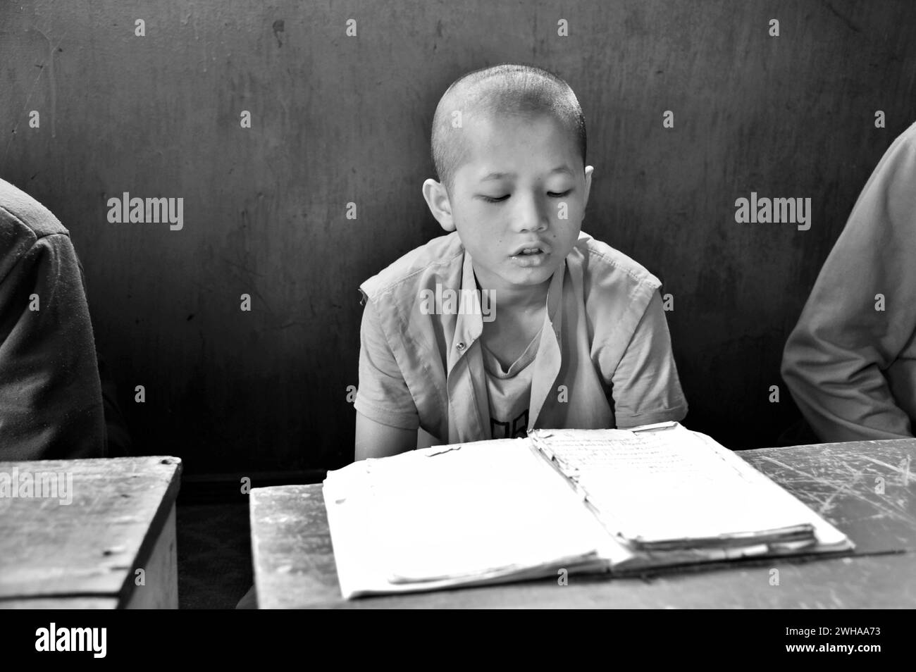 Buddhistische Kinder studieren, Klosterschule Pemayangtsi, Pemayangtse, Pelling, Sikkim, Indien, Asien Stockfoto