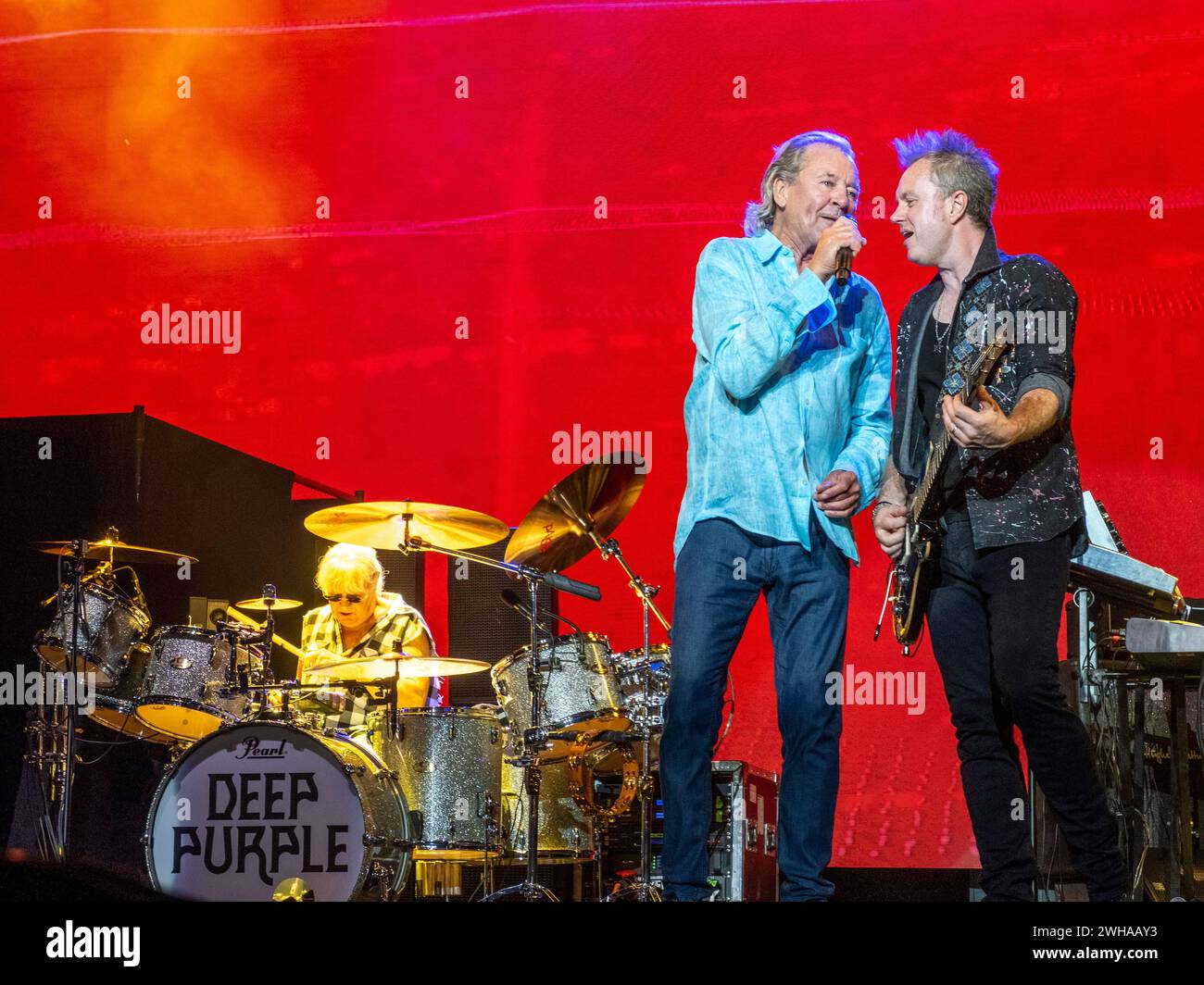 Stuttgart GER, Rockband Deep Purple auf den JazzOpen in Stuttgart 2023. Im Bild Frontmann Ian Gillian links mit Gitarrist Simon McBride GER, Stuttgart - JazzOpen 2023: Die britische Kultband Deep Purple mit Frontmann Ian Gillian, Bass Roger Glover, Keyboarder Don Airey, Gitarre Simon McBride und Schlagzeuger Ian Paice. *** Stuttgart GER, Rockband Deep Purple bei den JazzOpen in Stuttgart 2023 im Bild Frontmann Ian Gillian links mit Gitarrist Simon McBride GER, Stuttgart JazzOpen 2023 die britische Kultband Deep Purple mit Frontmann Ian Gillian, Bass Roger Glover, Keyboarder Don Air Stockfoto