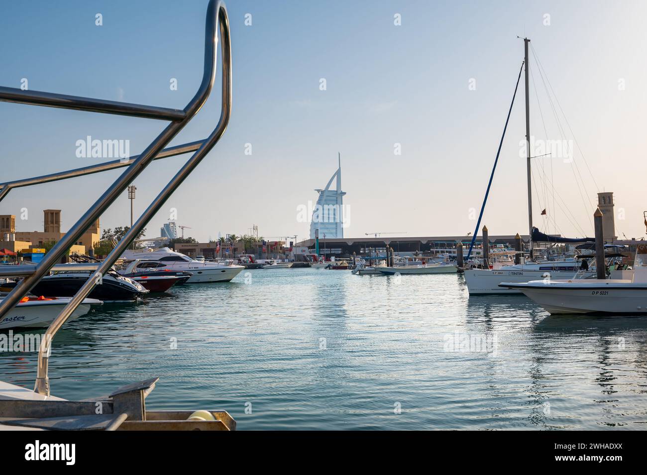 Dubai, Vereinigte Arabische Emirate - 15. April 2021: Jumeirah Marina in Dubai, mit Yachten und Booten im glitzernden Wasser in Richtung des berühmten Burj A Stockfoto