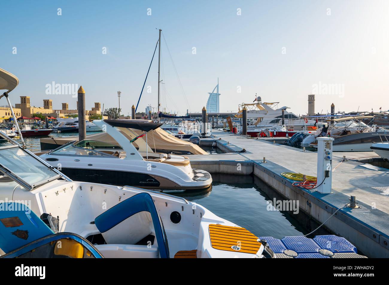 Dubai, Vereinigte Arabische Emirate - 15. April 2021: Jumeirah Marina in Dubai, mit Yachten und Booten im glitzernden Wasser in Richtung des berühmten Burj A Stockfoto