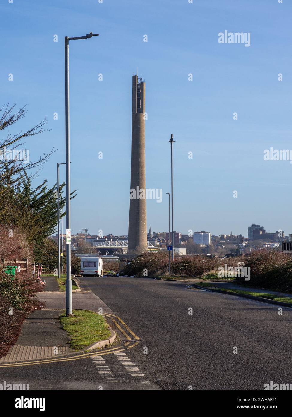 Der berühmte National Lift Tower von Sixfields aus, Northampton, Großbritannien, wurde 1982 eröffnet und ist heute ein Zentrum für Wohltätigkeitsabseilungen. Stockfoto