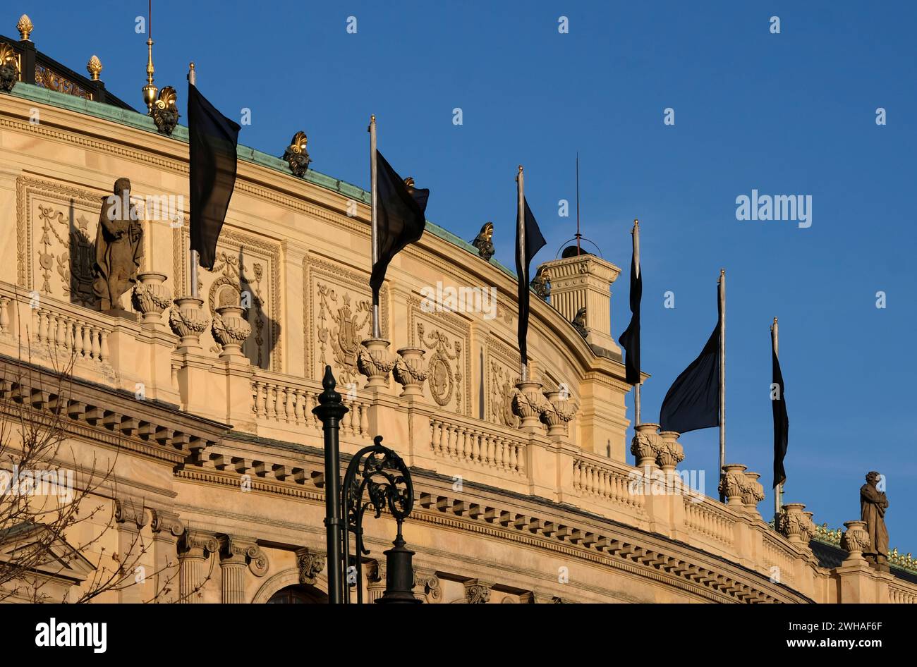 Prag, Tschechische Republik - 10. Januar 2024: Schwarze Fahnen fliegen an der Karls-Universität, um an die 14 Tote in Prag zu erinnern Stockfoto
