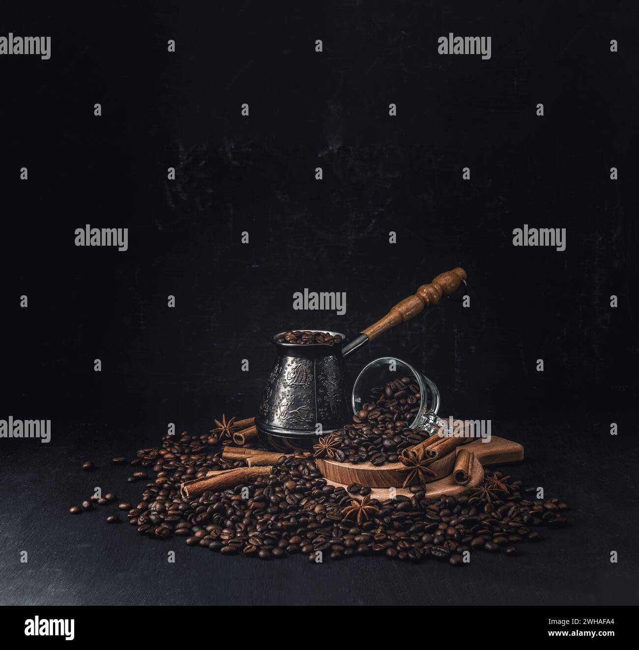 Frischer Kaffee. Türkischer Kaffee. Morgenkaffee. Aromatischer Kaffee aus frischer Ernte. Selektive Fokussierung. Zurück zum Café, Restaurant oder Coffee Shop. Werbung Stockfoto