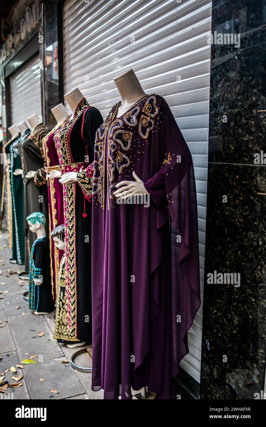 Ein traditionelles osmanisches Brautkleid, eine Mischung aus Vintage-Eleganz und kulturellem Erbe, mit komplizierten Stickereien und verzierten Details. Stockfoto