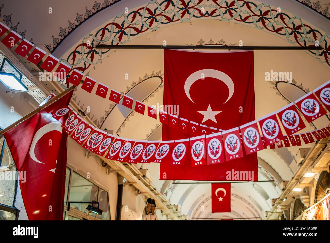 Die türkische Flagge, die stolz auf dem Großen Basar zu sehen ist, schafft ein patriotisches und lebendiges Symbol des Nationalstolzes in diesem historischen an Stockfoto