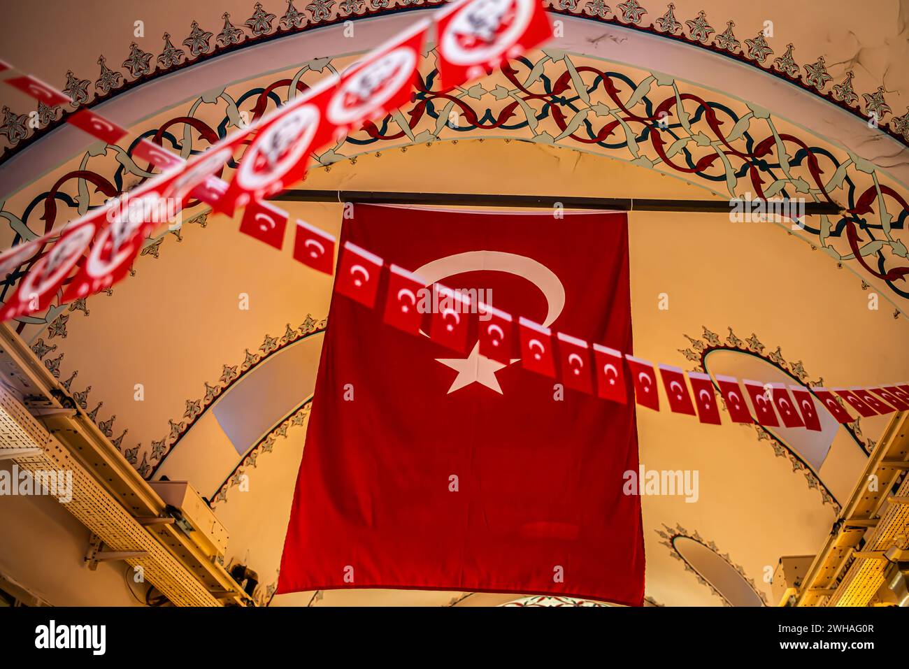 Die türkische Flagge, die stolz auf dem Großen Basar zu sehen ist, schafft ein patriotisches und lebendiges Symbol des Nationalstolzes in diesem historischen an Stockfoto