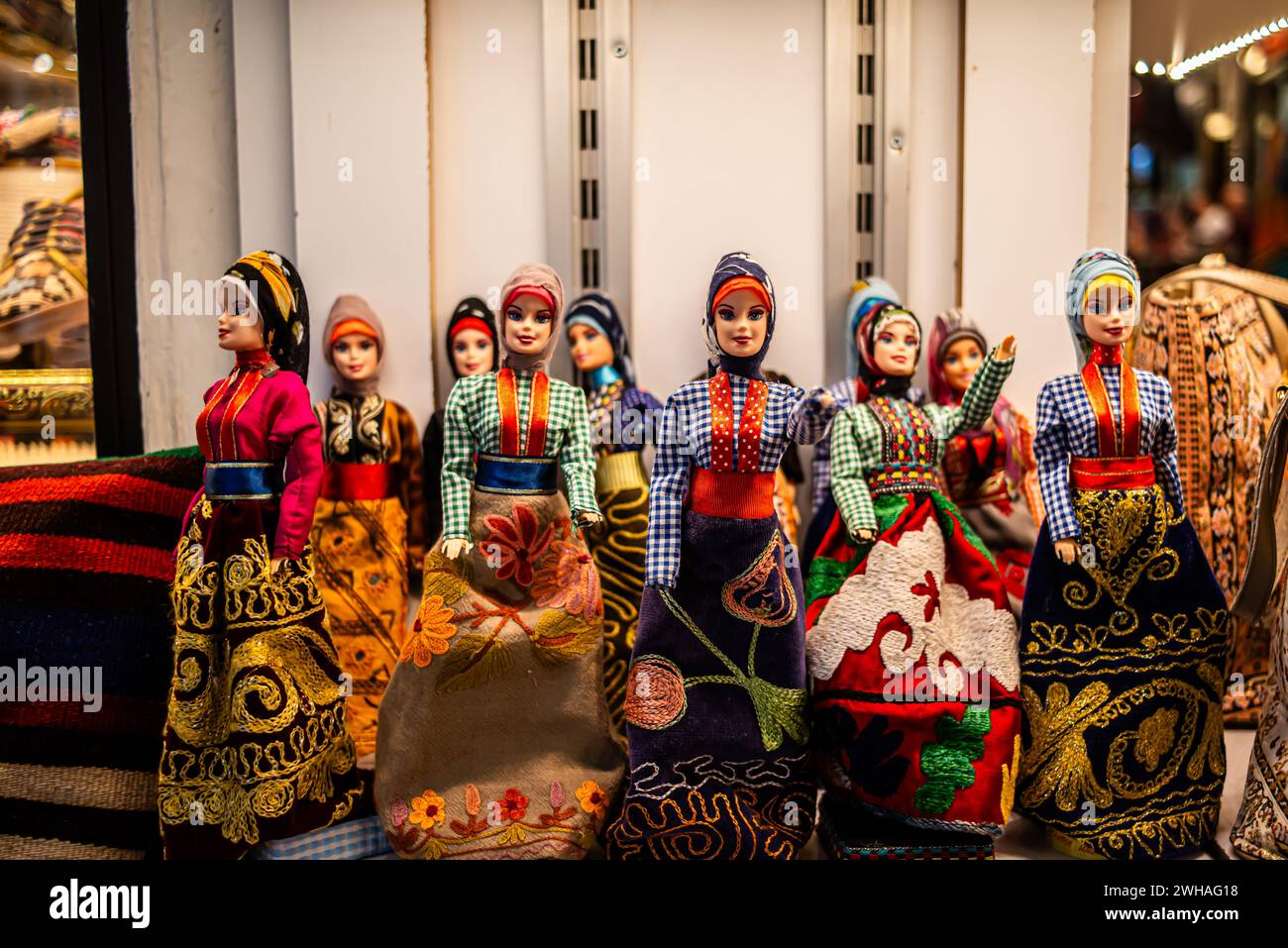 Erkunden Sie die pulsierende Welt der traditionellen Dorfpuppen auf dem Großen Basar, eine Ausstellung des kulturellen Erbes und handgefertigten Kunsthandwerks, die den Charme widerspiegelt Stockfoto